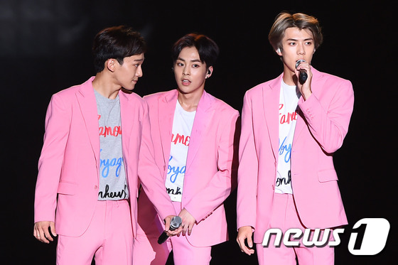 EXO、Super Junior、Red Velvet齊聚韓流演唱會 精彩表演火爆全場【組圖】
