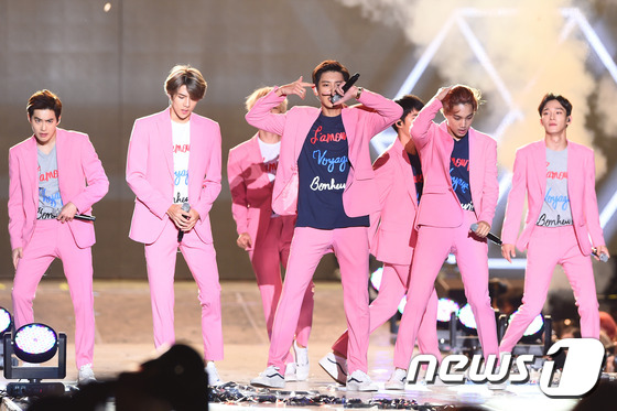 EXO、Super Junior、Red Velvet齊聚韓流演唱會 精彩表演火爆全場【組圖】