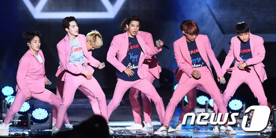 EXO、Super Junior、Red Velvet齊聚韓流演唱會 精彩表演火爆全場【組圖】