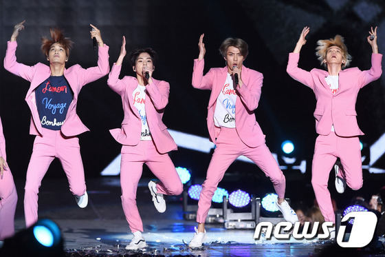 EXO、Super Junior、Red Velvet齊聚韓流演唱會 精彩表演火爆全場【組圖】