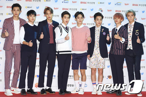 EXO混搭風裝扮現身超吸睛 與GOT7同場拼人氣【組圖】