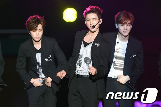 EXO混搭風裝扮現身超吸睛 與GOT7同場拼人氣【組圖】