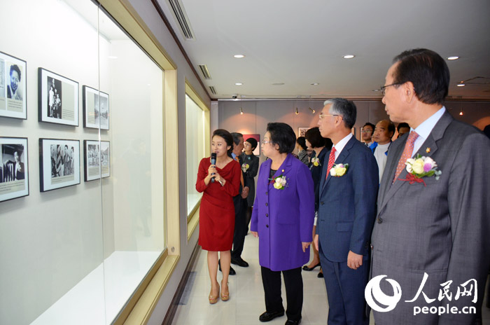 “偉大勝利 歷史貢獻”主題圖片展在首爾開幕