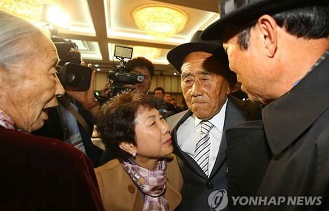 韓朝離散家屬開始進行第一輪團聚(組圖) 