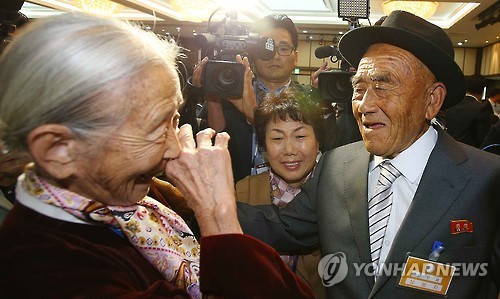 第20次韓朝離散家屬團聚活動的第一輪團聚20日在朝鮮金剛山離散家屬會面所啟動。韓方一位奶奶與朝方的丈夫相聚。