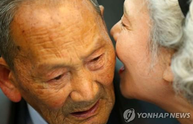 韓朝離散家屬開始進行第一輪團聚(組圖) 