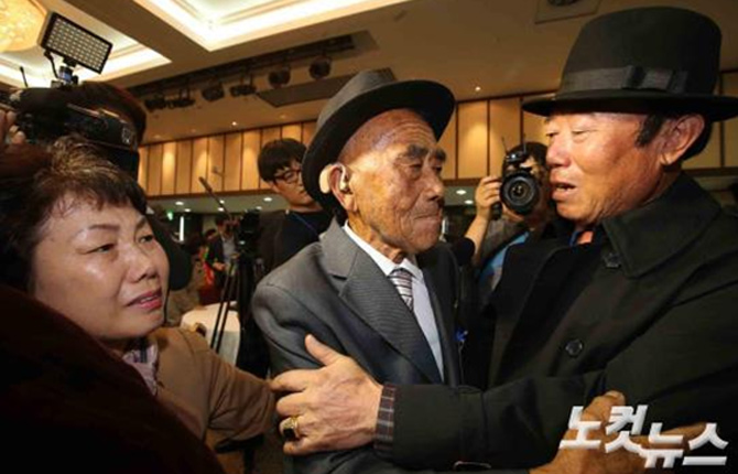 韓朝離散家屬開始進行第一輪團聚(組圖) 