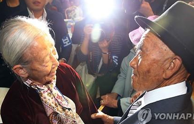 韓朝離散家屬開始進行第一輪團聚(組圖) 