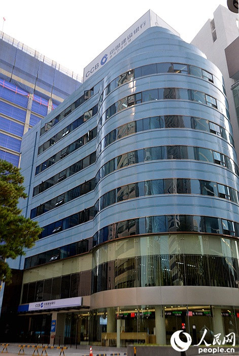 中國建設銀行首爾分行今年十月入駐明洞商業區，成為了第一家在韓國當地置業的外資銀行。 夏雪 攝