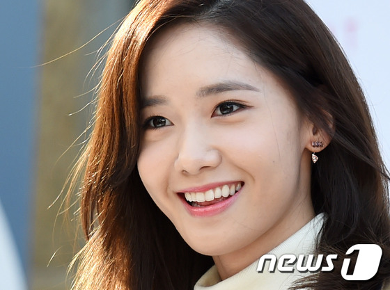 少女時代允兒風衣搭高領衫 展現最IN秋季穿搭【組圖】