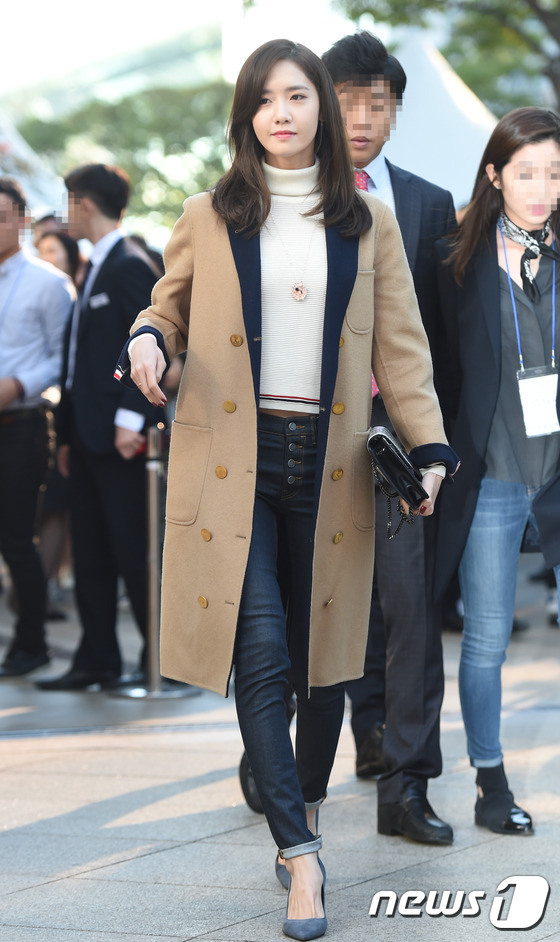 少女時代允兒風衣搭高領衫 展現最IN秋季穿搭【組圖】