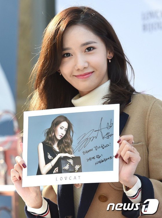 少女時代允兒風衣搭高領衫 展現最IN秋季穿搭【組圖】