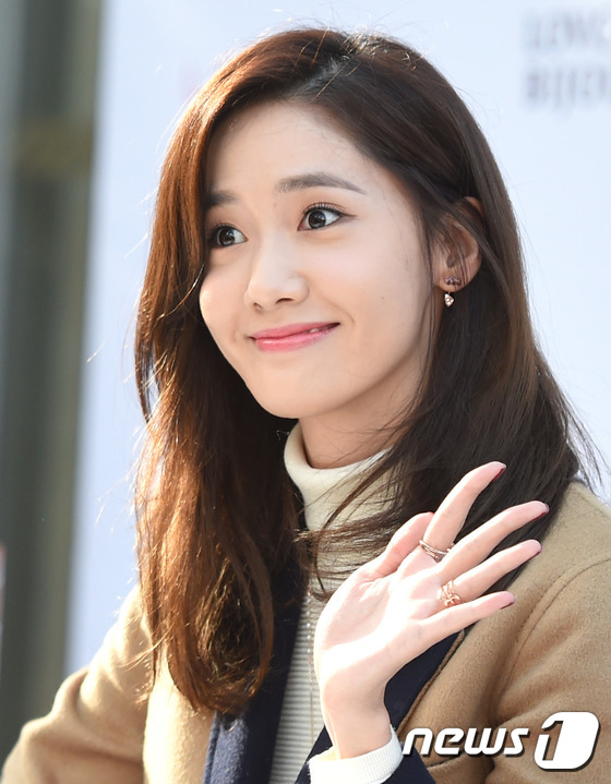 少女時代允兒風衣搭高領衫 展現最IN秋季穿搭【組圖】