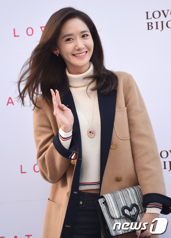 少女時代允兒風衣搭高領衫 展現最IN秋季穿搭【組圖】