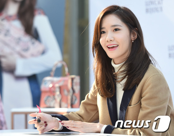 少女時代允兒風衣搭高領衫 展現最IN秋季穿搭【組圖】