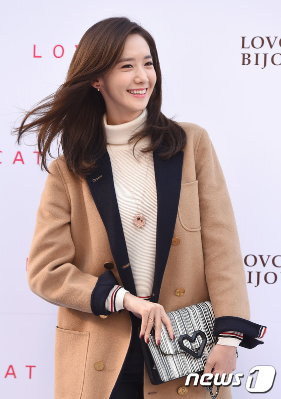 少女時代允兒風衣搭高領衫 展現最IN秋季穿搭【組圖】