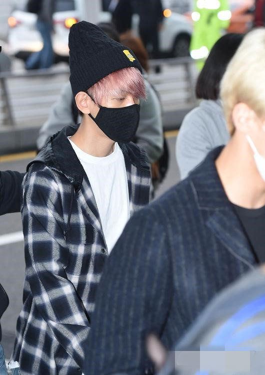 EXO現身機場飛上海 伯賢休閑裝扮Chen全黑造型高冷范【組圖】