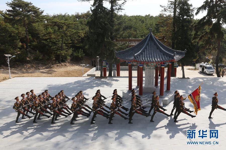 10月25日，在朝鮮開城，朝鮮三軍儀仗隊在開城烈士陵園舉行分列式。 新華社記者郭一娜攝