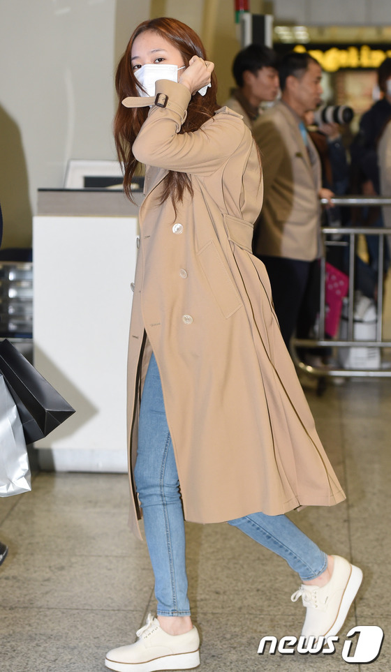 f(x)宋茜黑色英倫范裝扮現身 鄭秀晶素顏顯清秀五官【組圖】