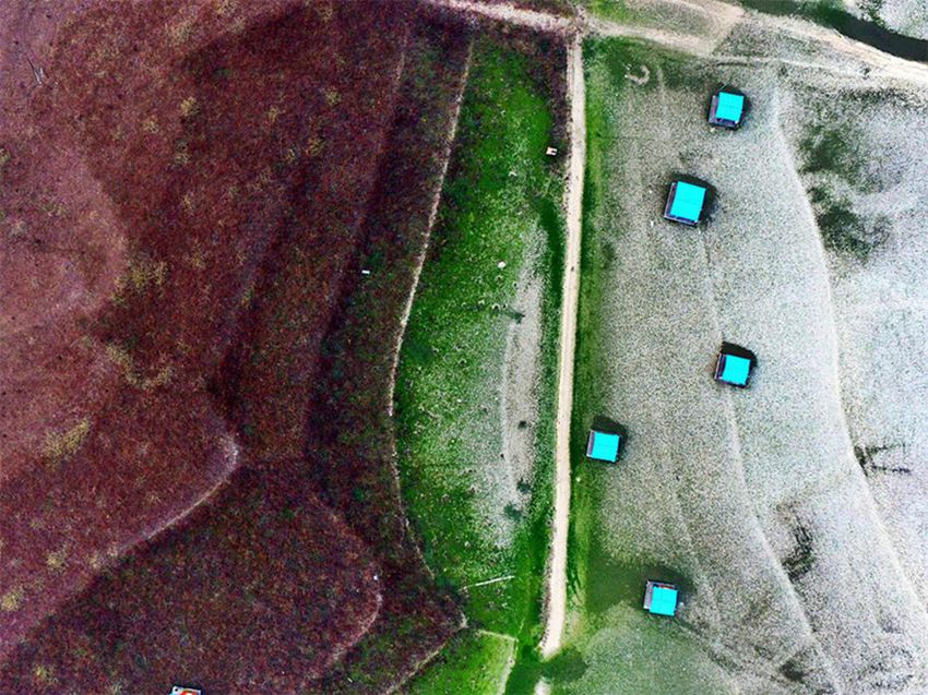 韓國忠南西北地區嚴重干旱，忠南禮山郡大興面校村里禮唐水庫蓄水率僅剩21.4%，釣魚人的座臺暴露于陸地之上。