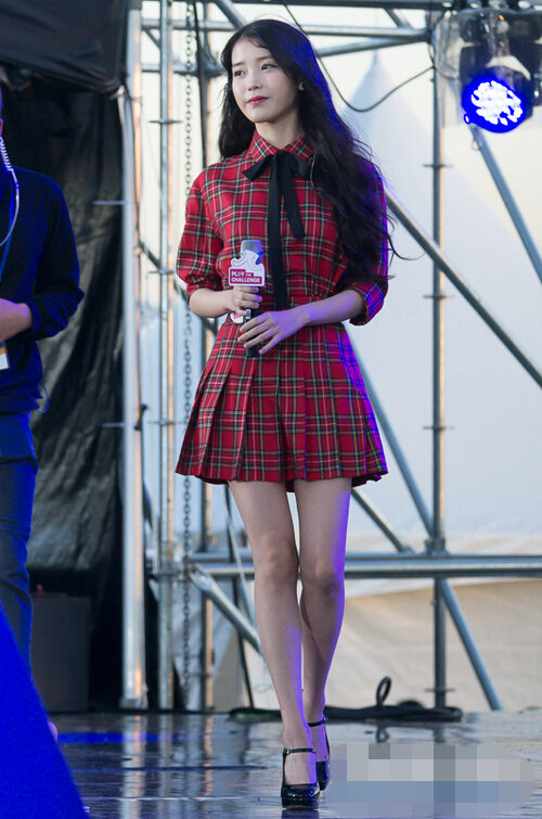 IU紅格裙裝顯清純 學院風著裝活力十足【組圖】