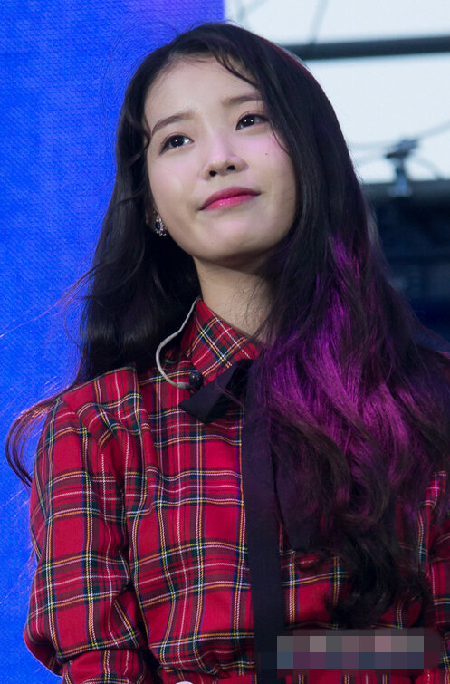 IU紅格裙裝顯清純 學院風著裝活力十足【組圖】