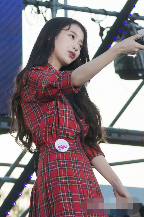 IU紅格裙裝顯清純 學院風著裝活力十足【組圖】