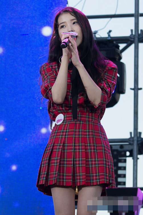 IU紅格裙裝顯清純 學院風著裝活力十足【組圖】