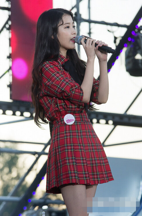 IU紅格裙裝顯清純 學院風著裝活力十足【組圖】