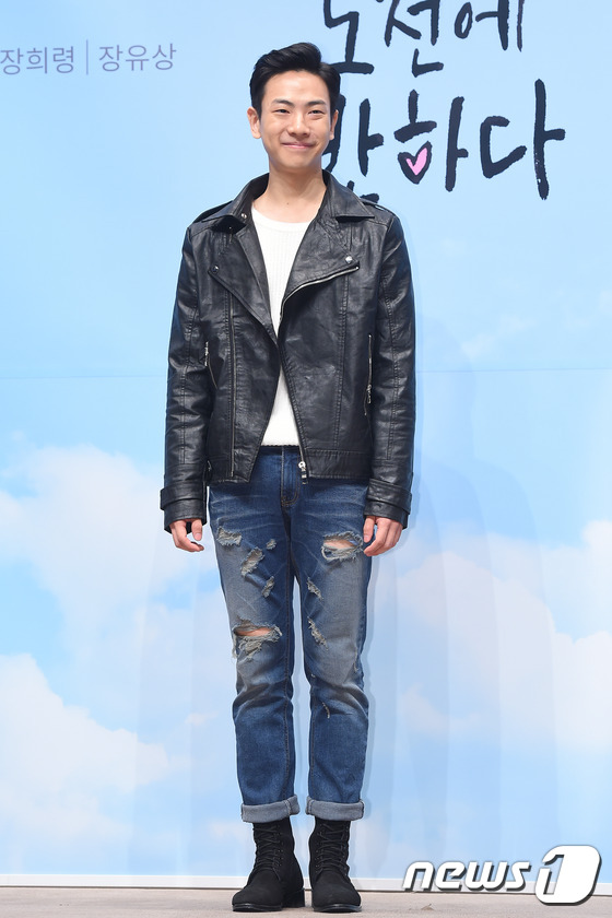 EXO成員XIUMIN與金素恩穿情侶裝現身 宣傳新劇《愛上挑戰》【組圖】