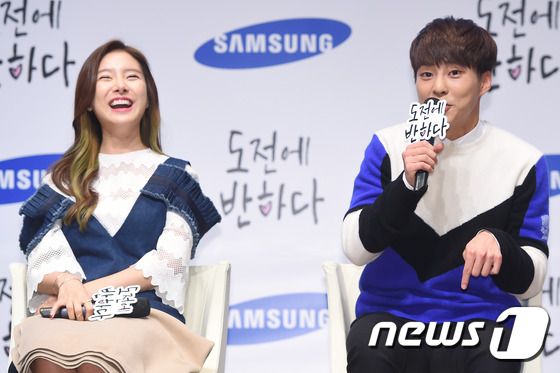 EXO成員XIUMIN與金素恩穿情侶裝現身 宣傳新劇《愛上挑戰》【組圖】