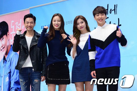 EXO成員XIUMIN與金素恩穿情侶裝現身 宣傳新劇《愛上挑戰》【組圖】