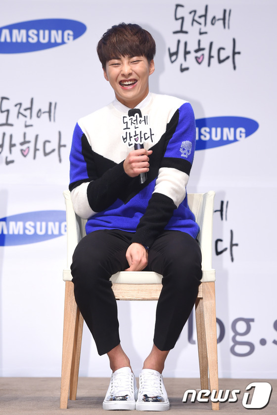 EXO成員XIUMIN與金素恩穿情侶裝現身 宣傳新劇《愛上挑戰》【組圖】