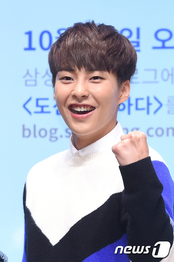 EXO成員XIUMIN與金素恩穿情侶裝現身 宣傳新劇《愛上挑戰》【組圖】