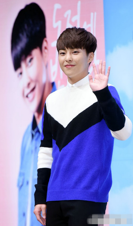 EXO成員XIUMIN與金素恩穿情侶裝現身 宣傳新劇《愛上挑戰》【組圖】