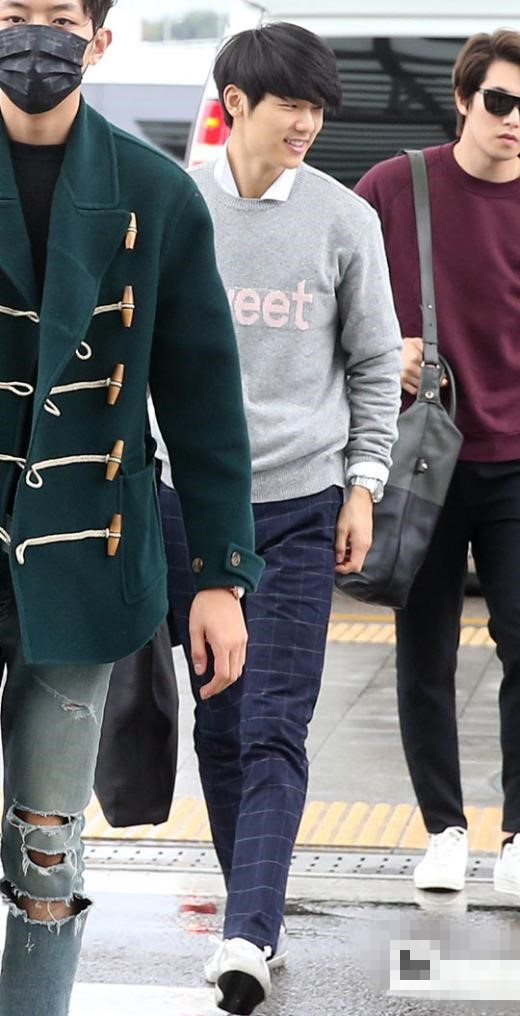 CNBlue全員現身機場 鄭容和紅帽搭衛衣休閑范【組圖】