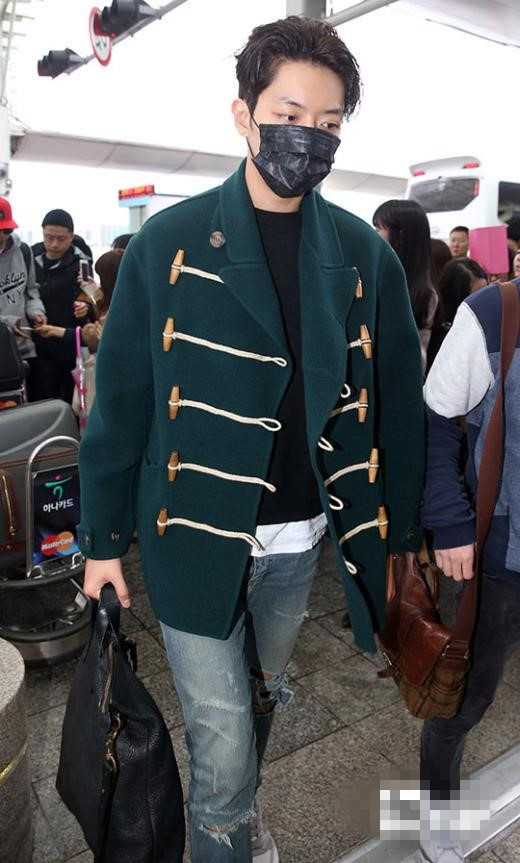 CNBlue全員現身機場 鄭容和紅帽搭衛衣休閑范【組圖】