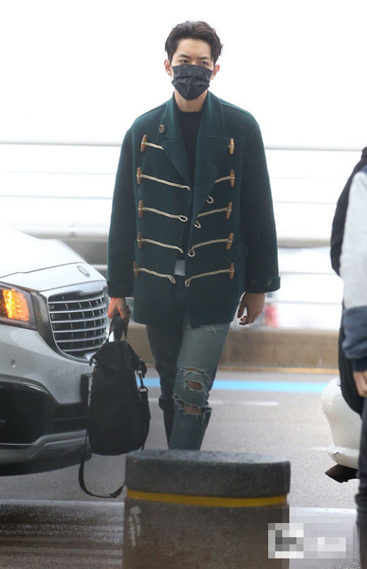 CNBlue全員現身機場 鄭容和紅帽搭衛衣休閑范【組圖】