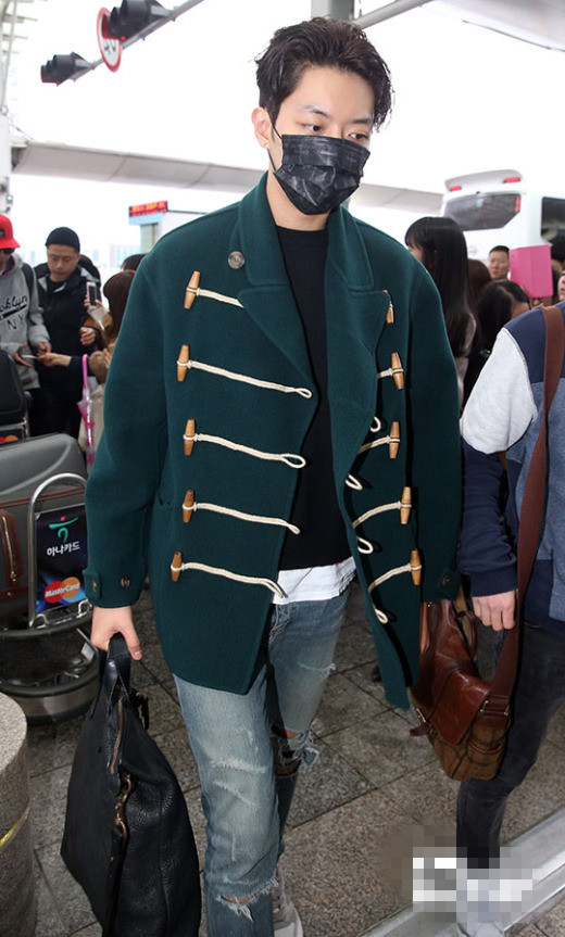 CNBlue全員現身機場 鄭容和紅帽搭衛衣休閑范【組圖】