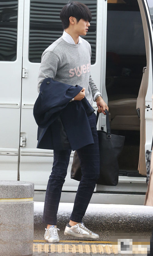 CNBlue全員現身機場 鄭容和紅帽搭衛衣休閑范【組圖】