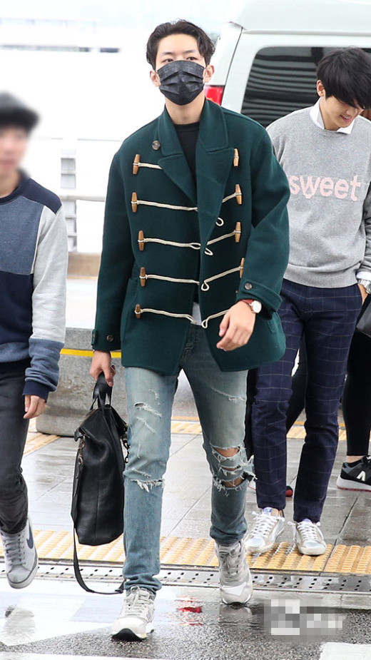 CNBlue全員現身機場 鄭容和紅帽搭衛衣休閑范【組圖】