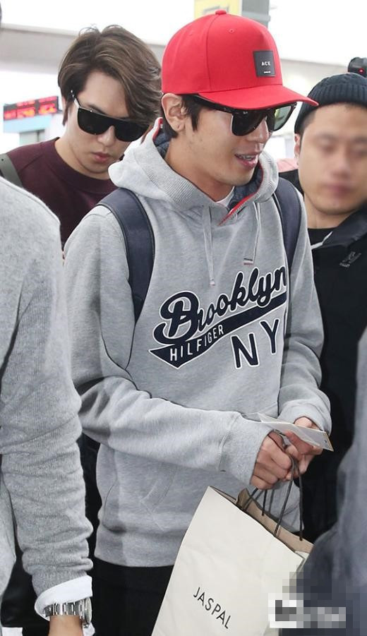 CNBlue全員現身機場 鄭容和紅帽搭衛衣休閑范【組圖】