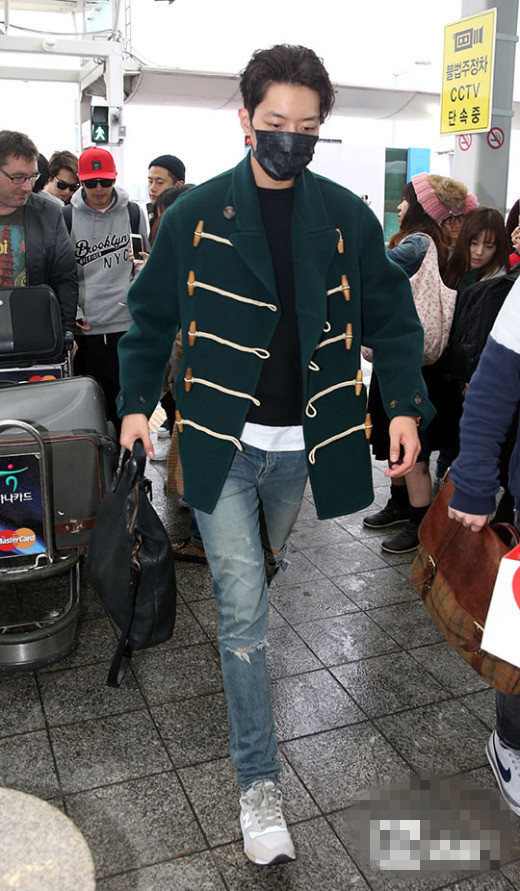 CNBlue全員現身機場 鄭容和紅帽搭衛衣休閑范【組圖】