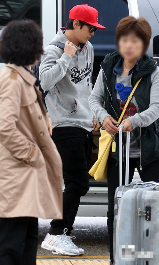 CNBlue全員現身機場 鄭容和紅帽搭衛衣休閑范【組圖】