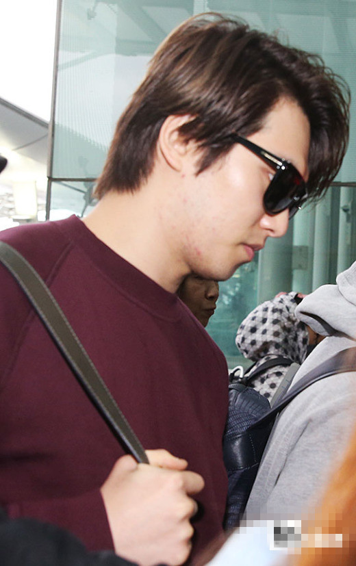 CNBlue全員現身機場 鄭容和紅帽搭衛衣休閑范【組圖】