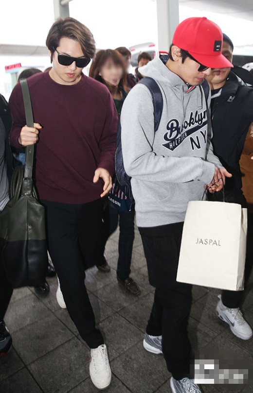 CNBlue全員現身機場 鄭容和紅帽搭衛衣休閑范【組圖】