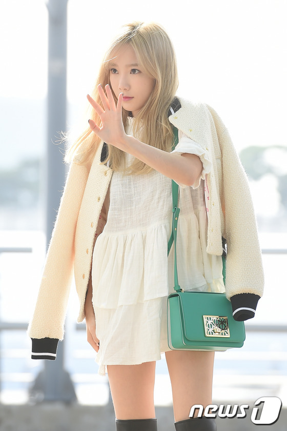 少女時代現身機場飛上海 泰妍白裙裝扮清純范【組圖】