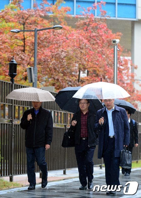 韓國首爾地區迎來秋雨 楓葉美景秋意更濃【組圖】