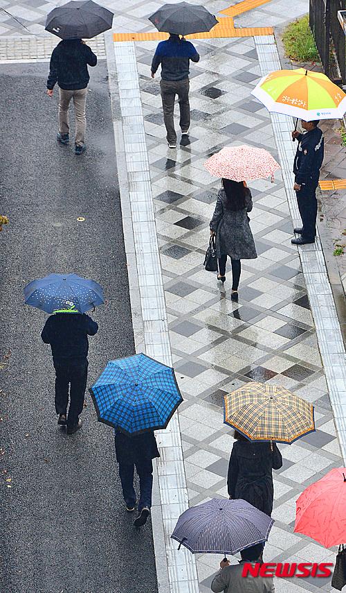 韓國首爾地區迎來秋雨 楓葉美景秋意更濃【組圖】