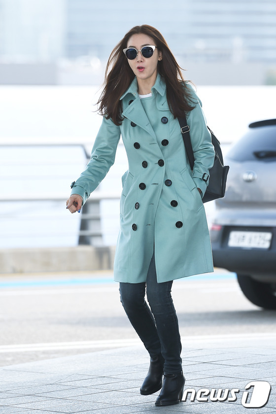 崔智友混搭風現身機場 頻露微笑心情好【組圖】